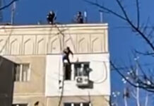 Спасатели уговорили мужчину не прыгать с 9-го этажа