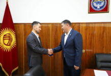 Ташиев лично вручил паспорт кыргызстанцу, который жил без документов 24 года