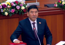 Сүйүнбек Өмүрзаков төрагага: Бакиров эмес 90 депутаттын бирөөсүн ушундай кылган бул сыйлабагандык
