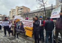 Шаардык соттун алдына жапырт камалгандардын туугандары чогулду