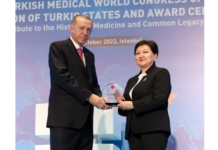 Гүлнара Баатырова Эрдогандын колунан сыйлык алды