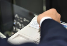 Платежи за госуслуги теперь будут приниматься только в безналичной форме