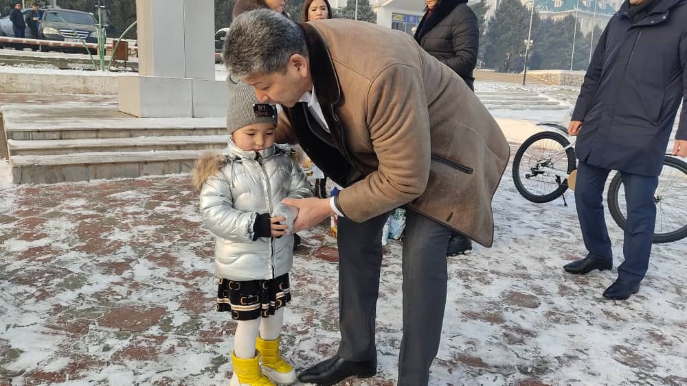 3 3 В Ошской области 27 детей написали письма президенту и получили от него подарки