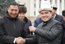 Меценат Нургалы Асаналиев бир катар манасчыларга 2 бөлмөлүү үйдүн документтери тапшырды