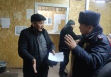 В Бишкеке патрульные проверяют общественный транспорт и водителей