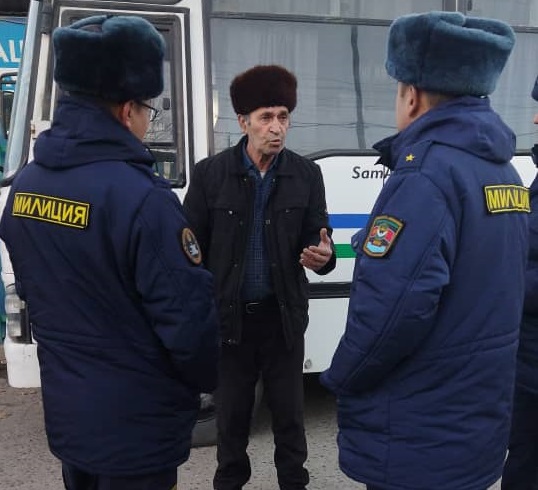 3a593b9c b880 48c6 b7b7 9ed1b0f96391 Кадамжайда милиция Өзбекстандан келген айдоочуларга түшүндүрүү иштерин жүргүзүүдө