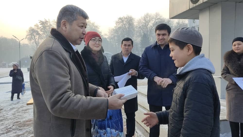 4 1 В Ошской области 27 детей написали письма президенту и получили от него подарки