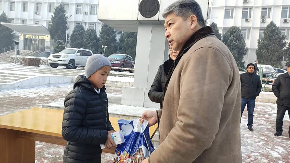 6 1 В Ошской области 27 детей написали письма президенту и получили от него подарки