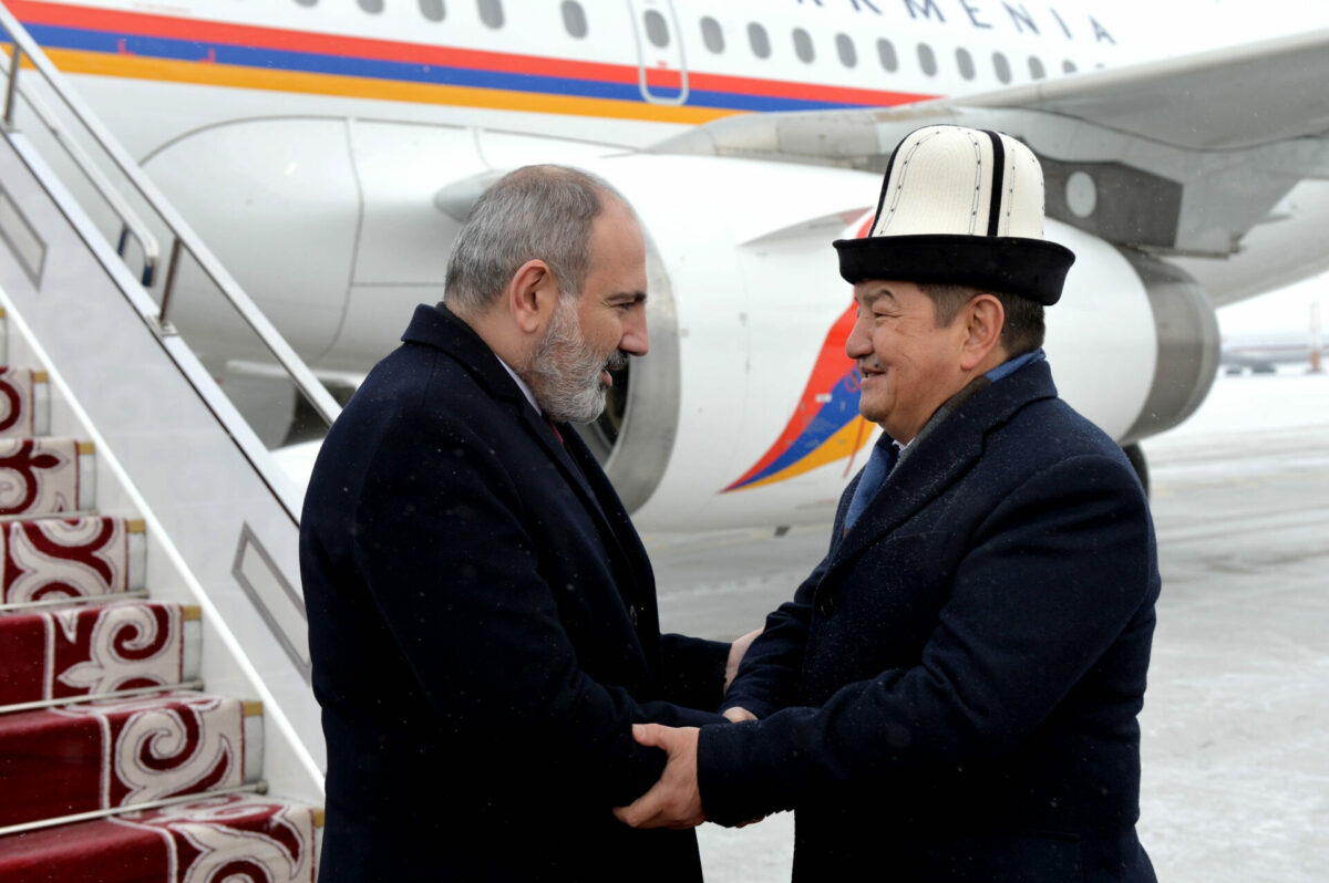 6392cbf86974e В Кыргызстан прибыл премьер-министр Армении Никол Пашинян
