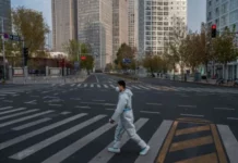 Фактчек: Китай столкнулся с новой волной заболеваемости COVID-19