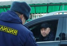 Кадамжайда милиция Өзбекстандан келген айдоочуларга түшүндүрүү иштерин жүргүзүүдө