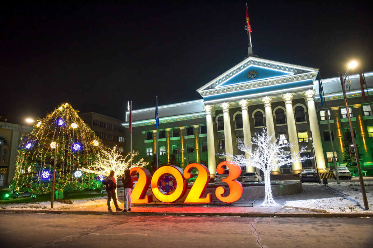 BEK 3302 Бишкек украшают новогодними инсталляциями. Фото