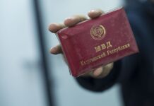 Мас абалындагы жаран милиционерлерге кол көтөргөн