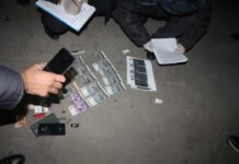 Өзгөндө жаранды коркутуп, акча талап кылган кылмыштуу топтун мүчөсү кармалды