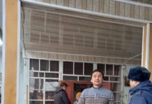 Ноокатта милиция кызматкерлери мүмкүнчүлүгү чектелген жарандарга жардам көрсөтүштү