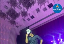 Мустафа Сандалдын концерти: Ырчы калпак кийип, комузда обон созорун убадалады