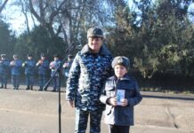 Улан Ниязбековдун атынан милициянын жаш досу Бейшенбек белек алды