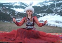 Республиканский конкурс юных манасчи выиграла школьница Катя из Тюпа