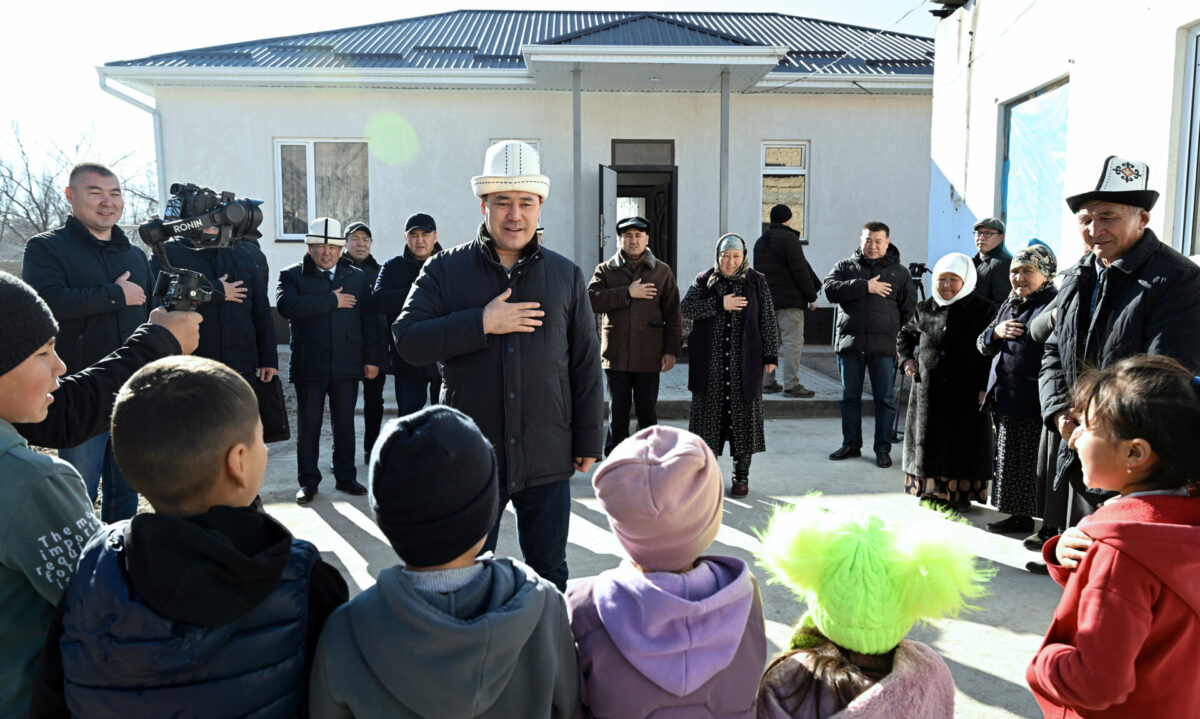 dos 3143 Садыр Жапаров лично проверил, как восстанавливают дома в баткенских селах