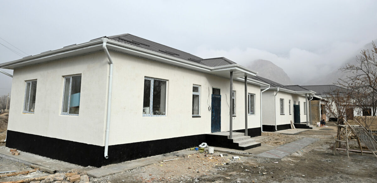 dos 3145 Садыр Жапаров лично проверил, как восстанавливают дома в баткенских селах