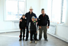 Садыр Жапаров лично проверил, как восстанавливают дома в баткенских селах