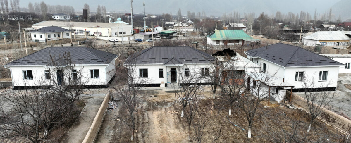 dos 3148 Садыр Жапаров лично проверил, как восстанавливают дома в баткенских селах