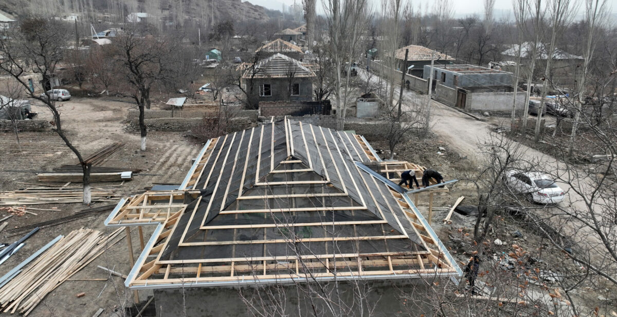 dos 3326 Садыр Жапаров лично проверил, как восстанавливают дома в баткенских селах