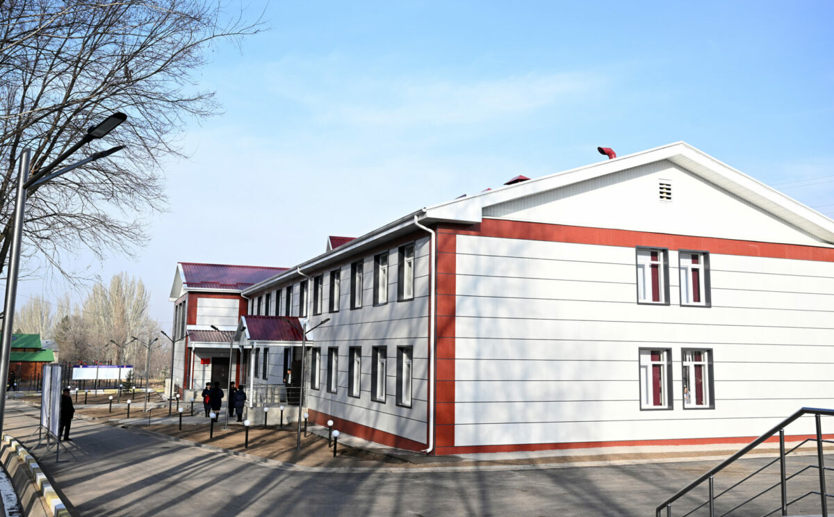 dos 4085 Президент открыл новую казарму для военнослужащих Внутренних войск в Бишкеке
