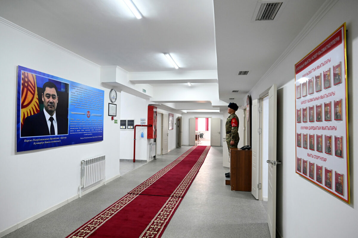 dos 4154 Президент открыл новую казарму для военнослужащих Внутренних войск в Бишкеке