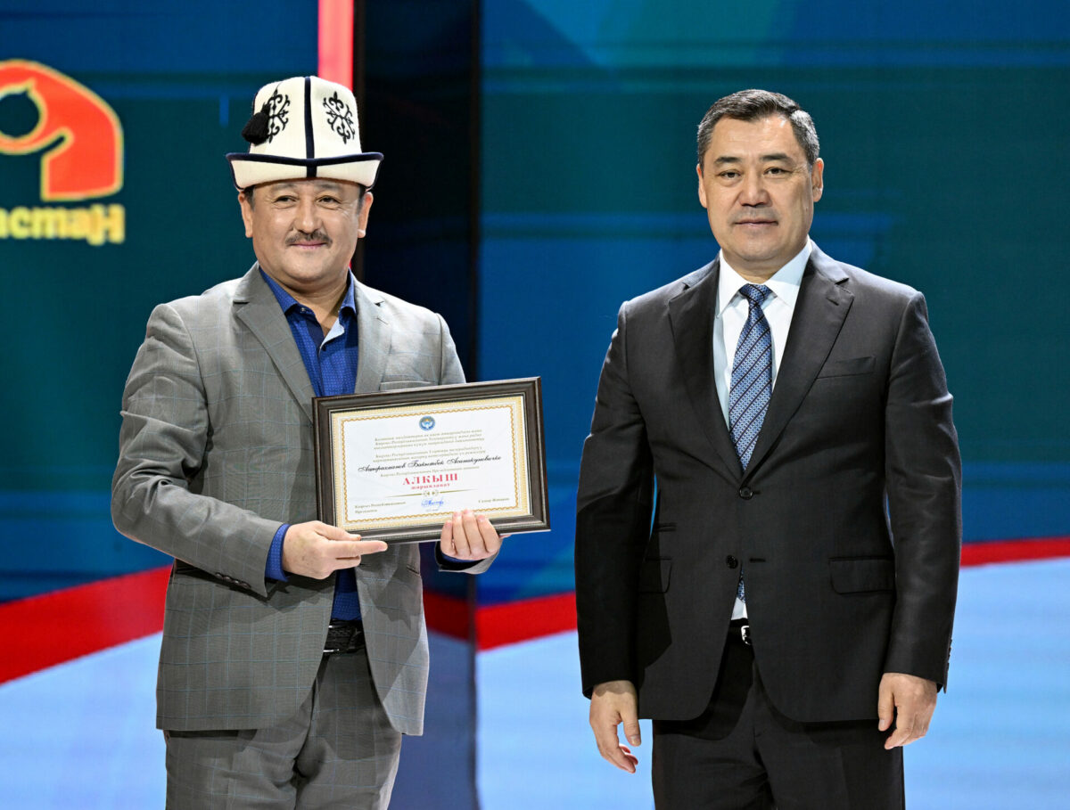dst 6412 Президент наградил ряд работников теле- и радиовещания, а также сферы образования