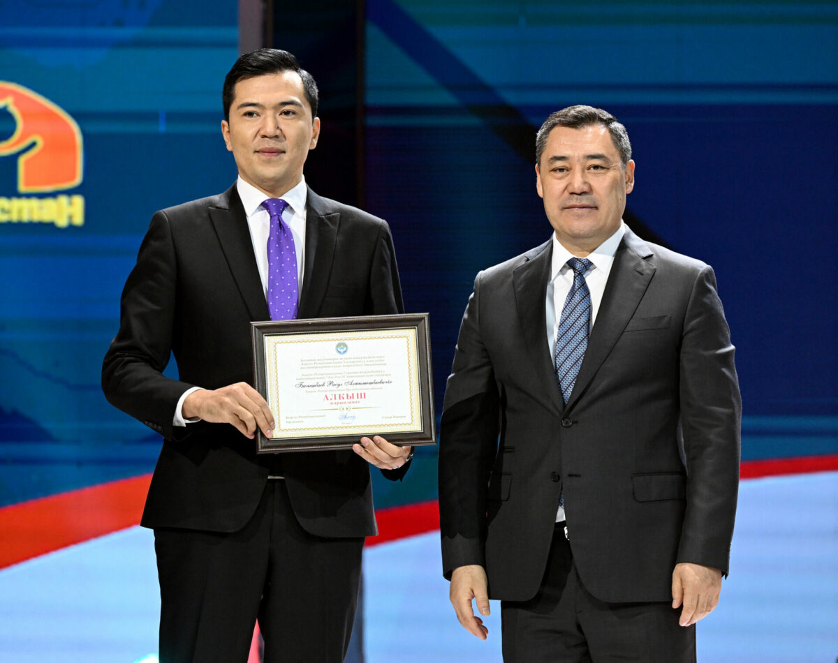 dst 6460 Президент наградил ряд работников теле- и радиовещания, а также сферы образования
