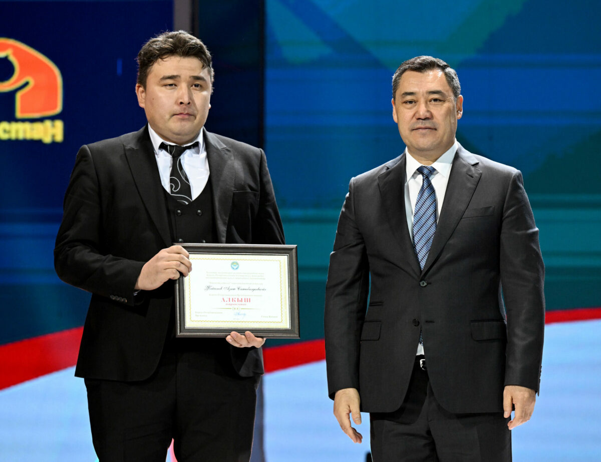 dst 6518 Президент наградил ряд работников теле- и радиовещания, а также сферы образования