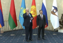 «Я не опоздал? Mercedes слабо заводится». Лукашенко прибыл на заседание ВЕАЭС пешком