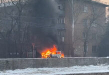 Бишкекте жеңил унаа толугу менен күйүп кетти