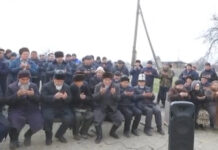 Сторонники депутат Омурбека Бакирова просят президента не лишать его мандата