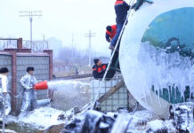 Близ Оша опрокинулись 3 цистерны с ГСМ. Одна из них насмерть придавила мужчину