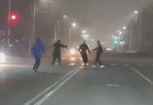 В Бишкеке парни устроили массовую драку прямо на проезжей части