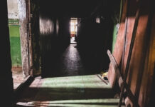 В здании бывшего детсада в селе Октябрьское нашли тело мужчины. Его убили