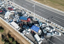 Кытайда коюу тумандын айынан 200 унаа кагылышты