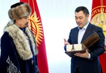 Президент Садыр Жапаров манасчы Рысбай Исаковго белек берди