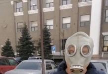 Жарандык активист мэриянын алдына салютка каршы пикетке чыкты