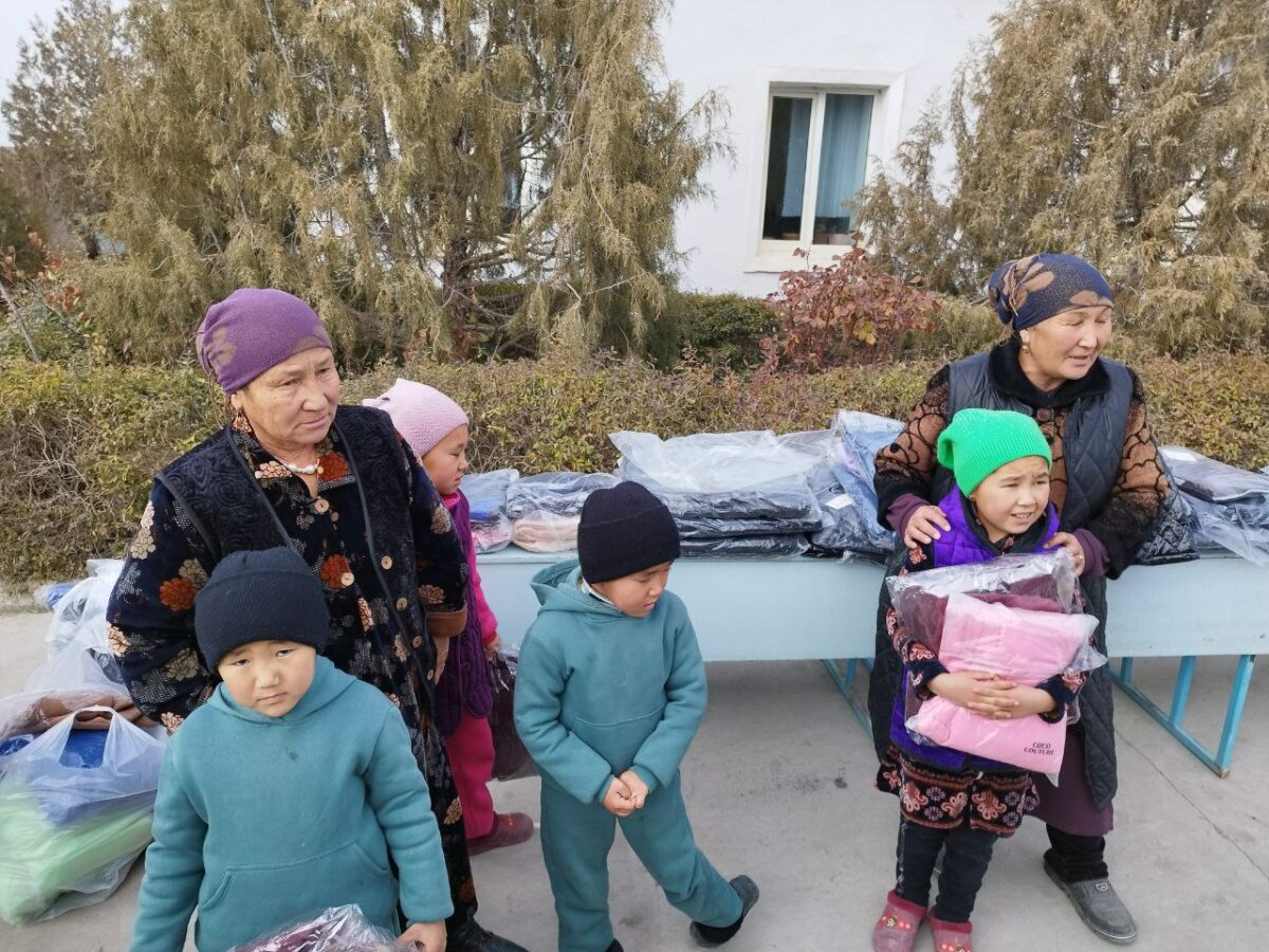 photo1672031892 8 Мэрия Бишкека передала детям Баткена теплые вещи и новогодние подарки