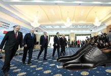 Обувь президента стоит $1 тысячу? Проверяем