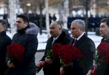 Төрага Шакиев Москвадагы Белгисиз жоокердин эстелигине гүл койду