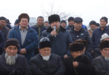 “Мандатын калтыргыла”: Өмүрбек Бакировдун тарапташтары бийликке кайрылды