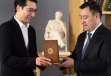 Садыр Жапаров Чыңгыз Айтматовдун үй-музейине барды, – сүрөт