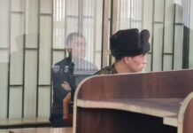 Сот Равшан Жээнбековду камакта калтырды