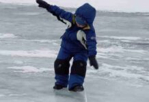 В Бишкеке школьник провалился под лед и погиб