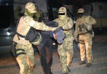 Ошто ИИМдин спецназы УКМКнын имаратына басып кирди. Кармоолор жүрүп жатат