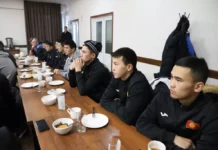 Камчыбек Ташиев Азия чемпионатына жөнөп жаткан спортчулар менен жолукту